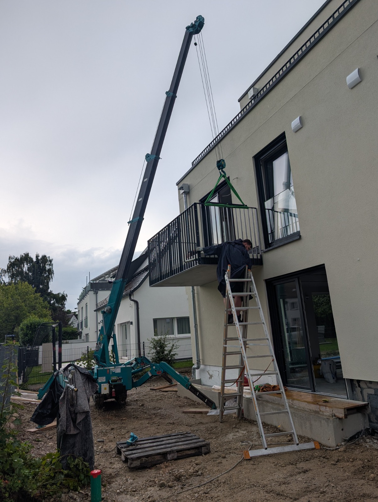 Spinnenkran bei Balkonmontage