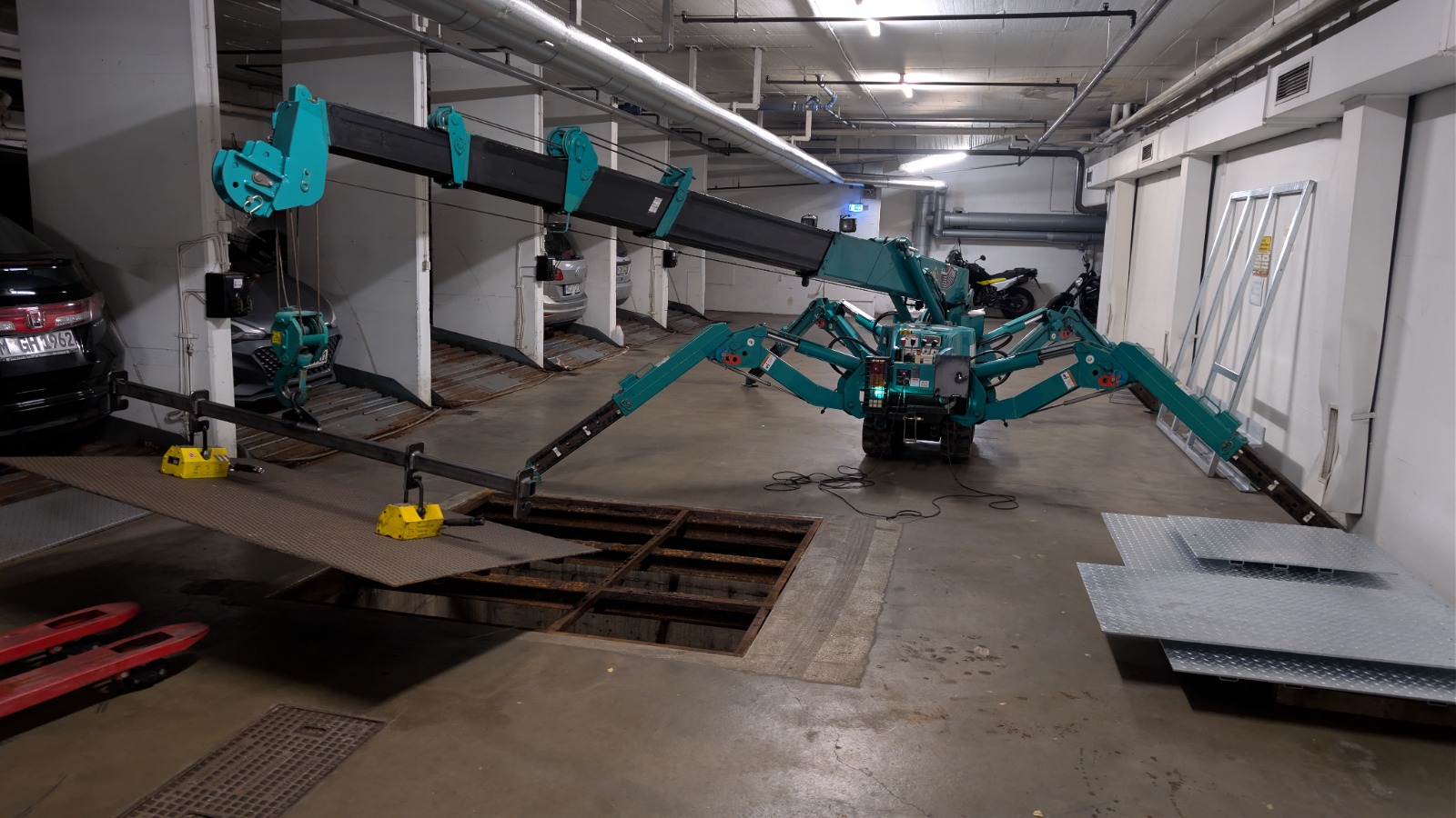 Spinnenkran in Tiefgarage