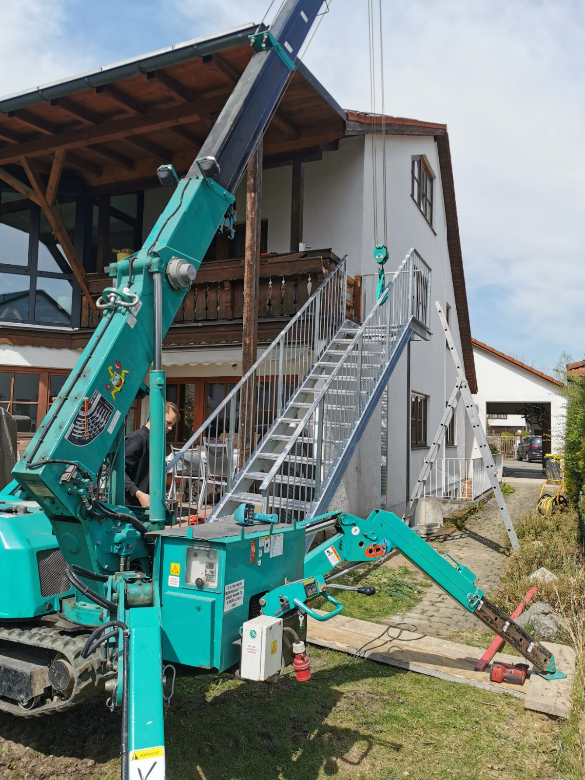 Spinnenkran bei Treppenmontage