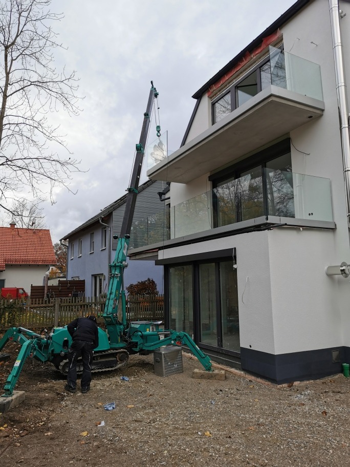 Mobiler Maeda Spinnenkran bei Verglasungsarbeiten